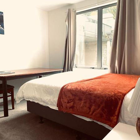 Ming'S Lakeside Goldleaf Suites Квинстаун Экстерьер фото