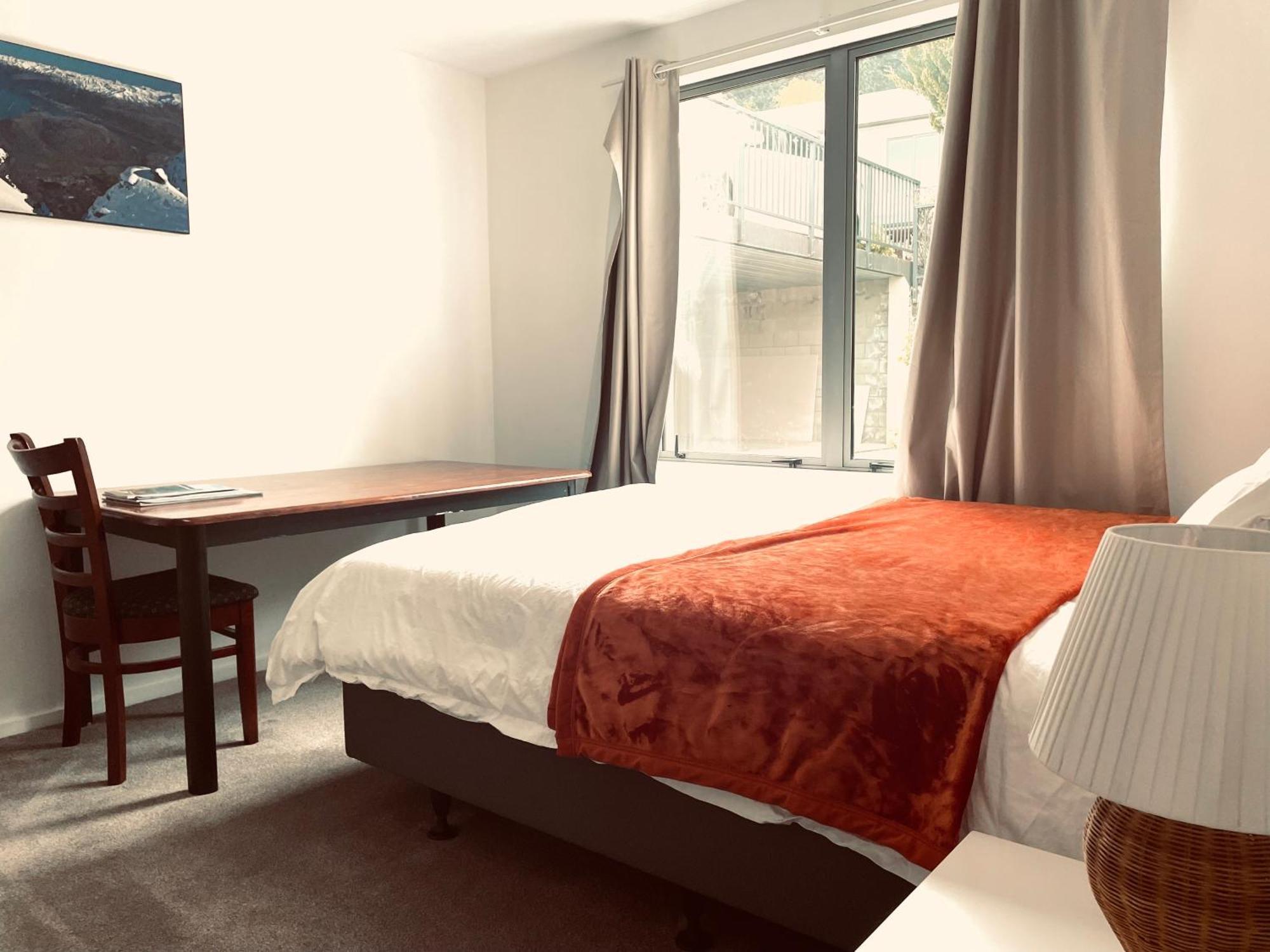 Ming'S Lakeside Goldleaf Suites Квинстаун Экстерьер фото